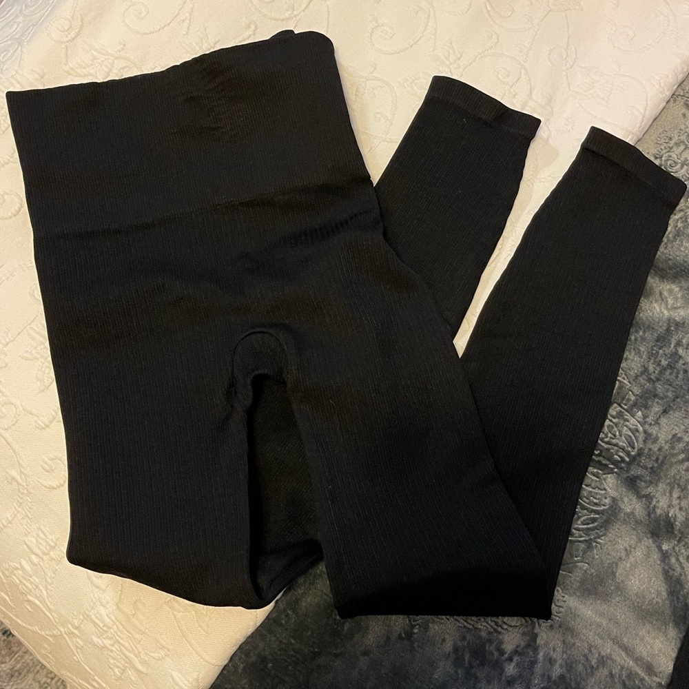 2 pairs of spanx look at me leggings